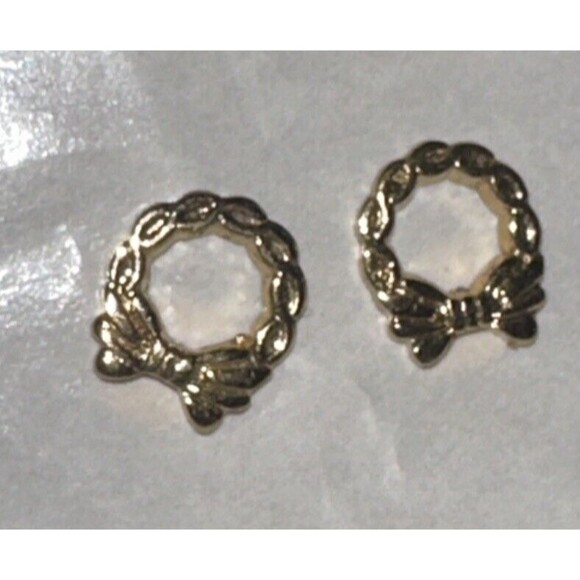 Vintage 1982 Avon Wreath Tiny Lightweight Gold Tone Christmas Pierced Earrings - Picture 4 of 7